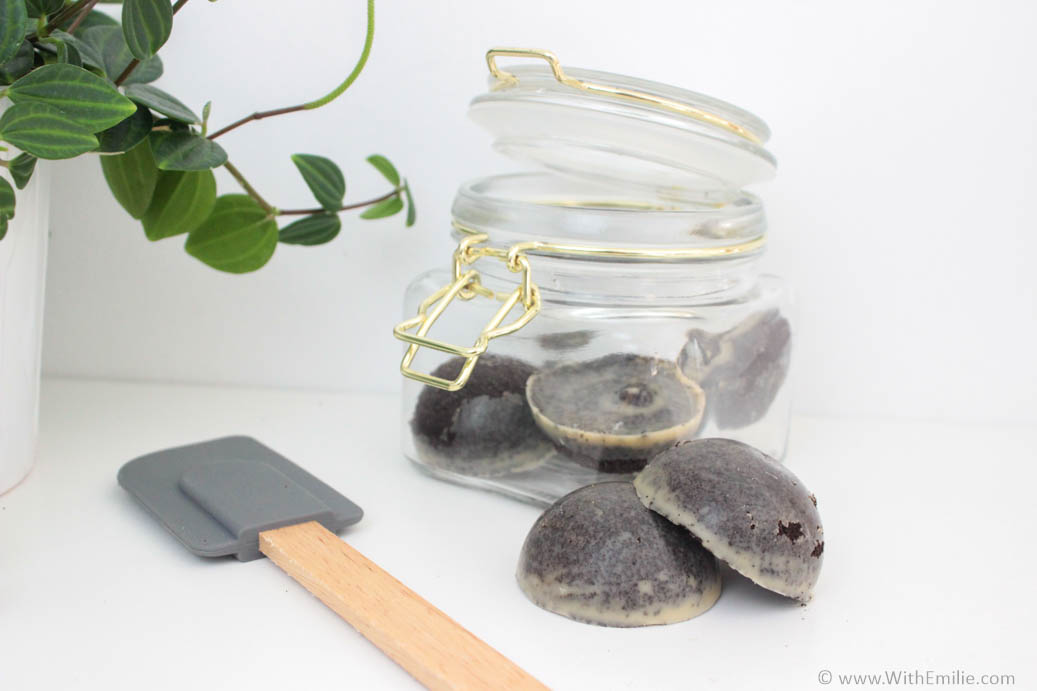 Gommage solide au café et à l'huile de coco fait maison