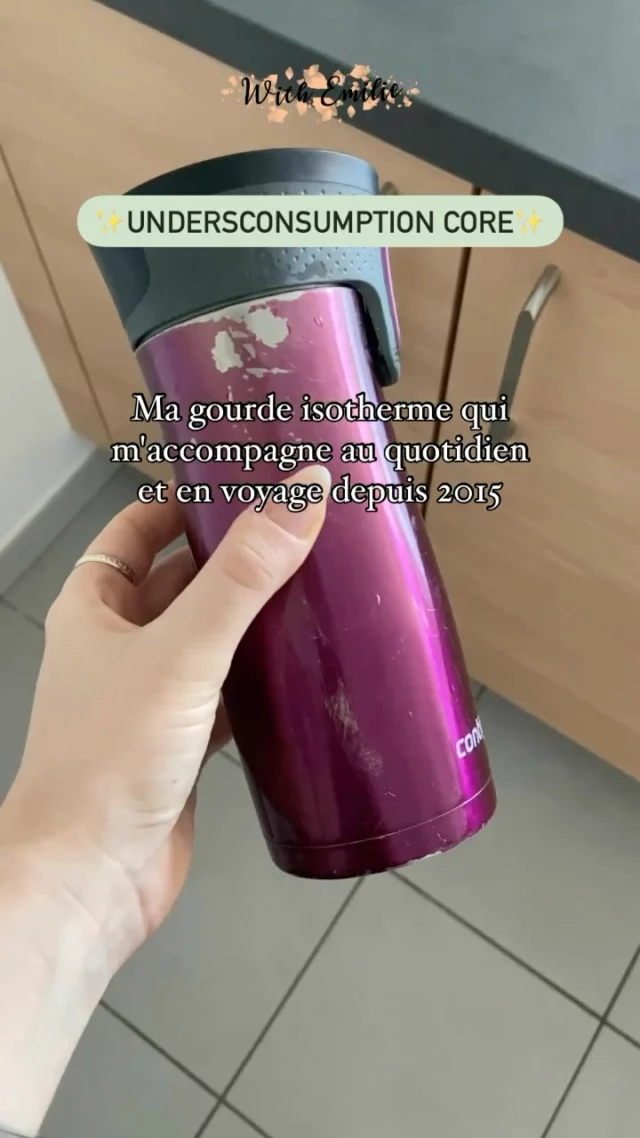 Je ne pouvais pas passer à côté de la tendance « underconsumption core » ou cette inspiration à la sous-consommation ✨🌿
Étant moi-même minimaliste depuis plus de 7 ans maintenant, je prône l’utilisation long terme de ses possessions tout comme le fait de récupérer autour de soi et même de profiter de la qualité et la durabilité des affaires de nos grands parents 🌿
Envie de plus d’inspiration minimaliste et frugale ? 🌿
Commente 👉🏻 WORKBOOK 
Pour recevoir ton workbook GRATUIT pour t’accompagner dans tes premiers pas vers une vie plus simple 🎁
________________________________
🙋🏻‍♀️ Hello, moi c’est Emilie
Et je suis Coach Simplicité ✨🌿
-
🎙Mon podcast : Une vie plus simple
🗓️ Atelier & planner « J’organise mon année minimaliste »
💻 Programme en ligne : La Méthode SIMPLE
📙 Ebook de recettes « Réaliser soi-même tous ses produits du quotidien »
🔗 RDV sur mon profil 👉🏻 @with_emilie
_____________________________