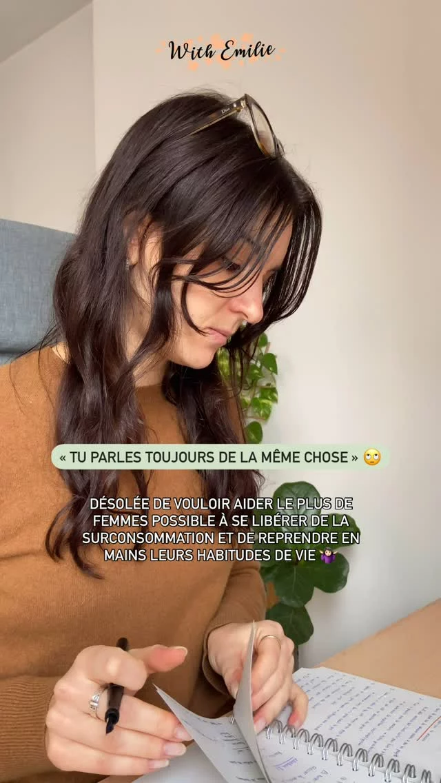 Depuis 2017, je partage mon cheminement vers une vie plus simple, minimaliste et frugale et je ne compte pas m’arrêter ! 😁
Alors si tu as besoin de faire le plein d’inspiration, abonne toi ! ✅
Et si tu veux mettre en place tes premières actions minimalistes : 
🎁 Commente “WORKBOOK” 👇🏻
pour recevoir ton guide gratuit pour t’aider dans tes premiers pas vers une vie plus simple, minimaliste, frugale et surtout qui te ressemble ! 🌿✨
Tu y trouveras :
✅ Un challenge de 30 jours pour adopter quelques habitudes de la vie plus simple
✅ Une fiche pour t’aider à poser tes objectifs pour une vie plus minimaliste et frugale
✅ Un article exclusif 4 leçons que j’ai apprises en vivant plus simplement depuis 2017
________________________________
🙋🏻‍♀️ Hello, moi c’est Emilie
Et je suis Coach Simplicité ✨🌿
-
🎙Mon podcast : Une vie plus simple
🗓️ Atelier & planner « J’organise mon année minimaliste »
💻 Programme en ligne : La Méthode SIMPLE
📙 Ebook de recettes « Réaliser soi-même tous ses produits du quotidien »
🔗 RDV sur mon profil 👉🏻 @with_emilie
_____________________________