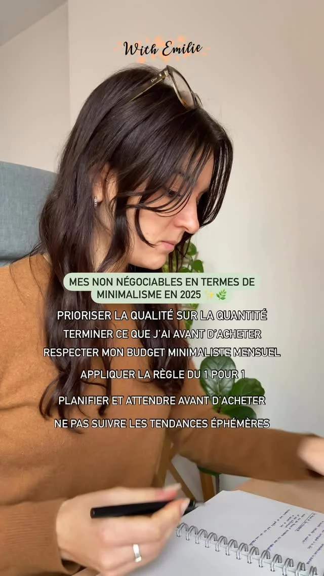 En 2025, j’ai défini mes non-négociables minimalistes : moins d’objets, plus de sens, et une vie plus simple au quotidien. Le minimalisme, ce n’est pas se priver, c’est choisir ce qui compte vraiment. ✨ 
✍🏻 Mais avant ça, commente « PLANNER » pour obtenir ton planner « J’organise mon année minimaliste » et t’inscrire à l’atelier complet pour planifier ton année 2025 sous le signe du minimalisme et de la simplicité ✨🌿
Voici donc mes non-négociables pour 2025 : 
✅ Prioriser la qualité sur la quantité : Acheter moins, mais mieux, pour des objets qui durent et qui apportent une vraie valeur.
✅ Terminer ce que j’ai avant d’acheter : Produits de beauté, carnets, aliments – rien de nouveau tant que l’existant n’est pas utilisé.
✅ Respecter un budget minimaliste mensuel : Un montant précis alloué pour les achats non essentiels.
✅ Appliquer la règle du 1 pour 1 : Si j’achète un nouvel objet, un autre doit sortir de chez moi.
✅ Planifier chaque achat : Fini les achats impulsifs ; tout doit être réfléchi et aligné avec mes priorités.
✅ Valoriser l’immatériel : Miser sur les expériences, les apprentissages et le temps de qualité plutôt que sur des objets.
✅ Optimiser mes espaces : Éviter d’accumuler et garder uniquement ce qui a une vraie utilité ou me procure de la joie.
✅ Dire non aux tendances éphémères: Consommer selon mes besoins réels et non selon les modes.
‼️ Et n’oublie pas de commenter « PLANNER » pour t’offrir ton planner « J’organise mon année minimaliste » et t’inscrire à l’atelier complet pour planifier ton année 2025 sous le signe du minimalisme et de la simplicité ✨🌿
👇🏻👇🏻👇🏻
________________________________
🙋🏻‍♀️ Hello, moi c’est Emilie 
Et je suis Coach Simplicité ✨🌿
-
🎙Mon podcast : Une vie plus simple 
💻 Programme en ligne : La Méthode SIMPLE
📙 Ebook de recettes « Réaliser soi-même tous ses produits du quotidien » 
🔗 RDV sur mon profil 👉🏻 @with_emilie 
_____________________________
#Minimalisme #VieSimple #Priorités2025 #frugalité #objectifs2025