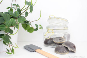 Gommage solide au café et à l'huile de coco fait maison